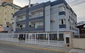 Apto 2 quartos no centro de Bombinhas, 130 metros praia